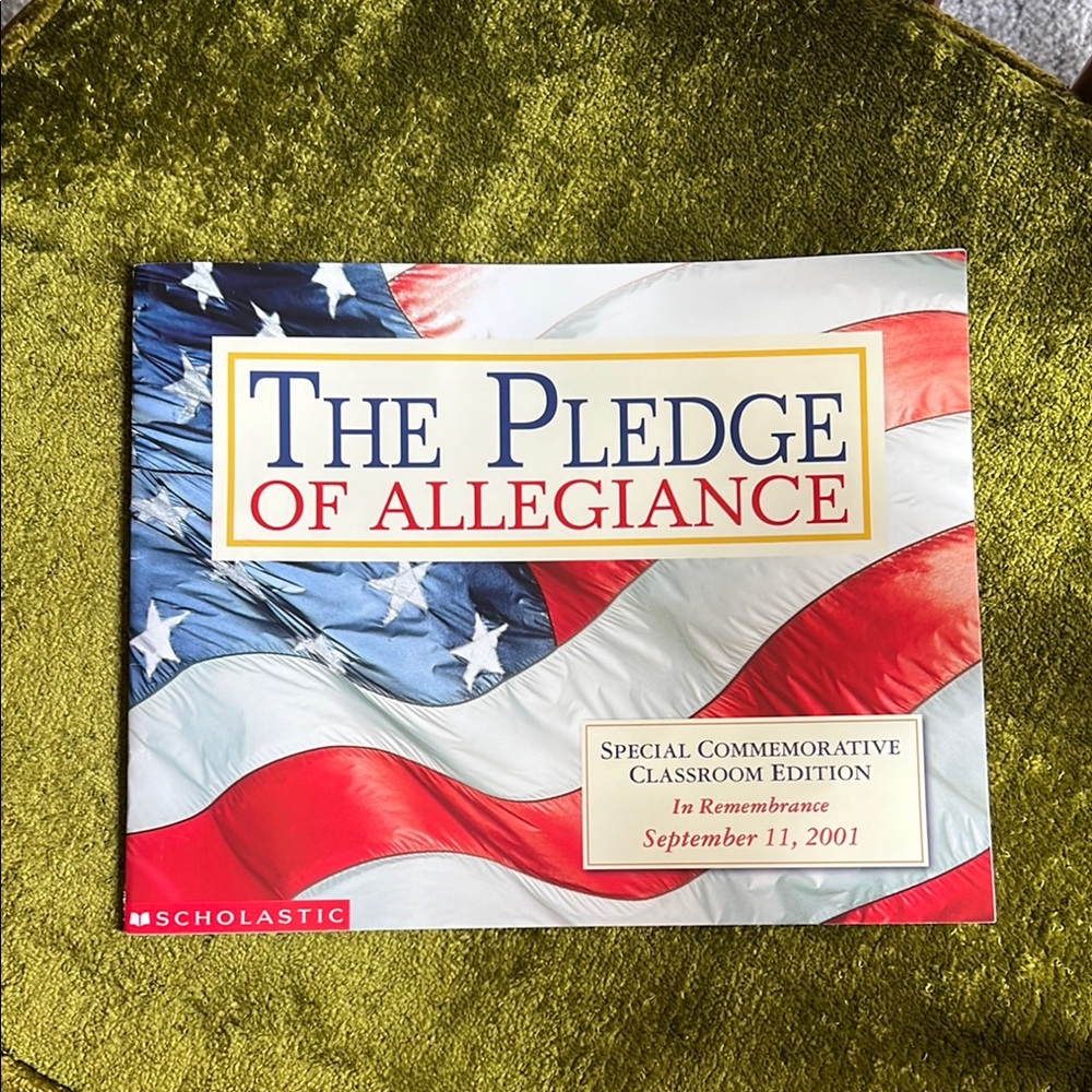 Scholastic The Pledge of Allegiance Book - Red, White, Blue